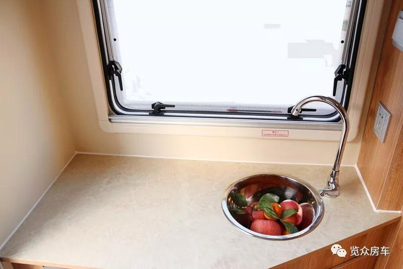 超大床還是國(guó)六汽油四驅(qū)房車(chē),選它沒(méi)錯(cuò) 超大床還是國(guó)六汽油四驅(qū)房車(chē),選它沒(méi)錯(cuò)