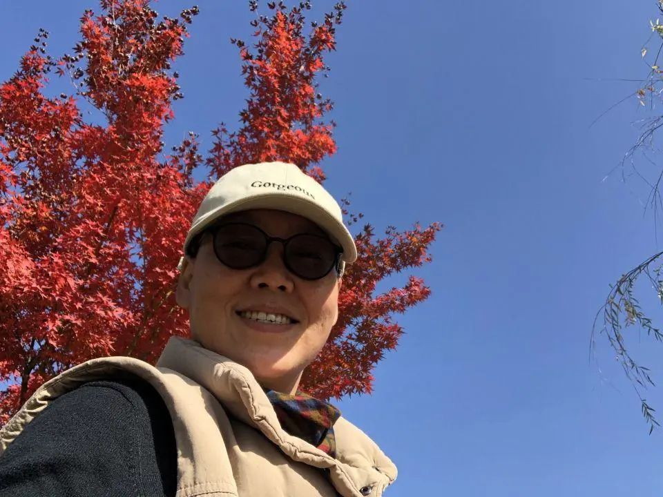 58歲的她，自駕房車旅居，一人兩犬，活成了自己喜歡的樣子